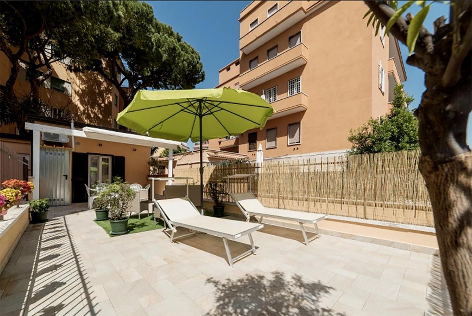 Wonderful Little Gem With A Large Private Terrace! Appartamento Roma